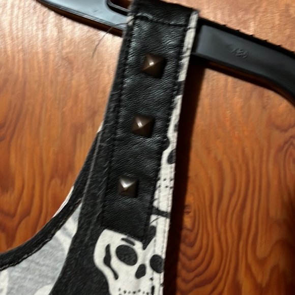 Royal Bones skull tank with rivet detail - Picture 2 of 6